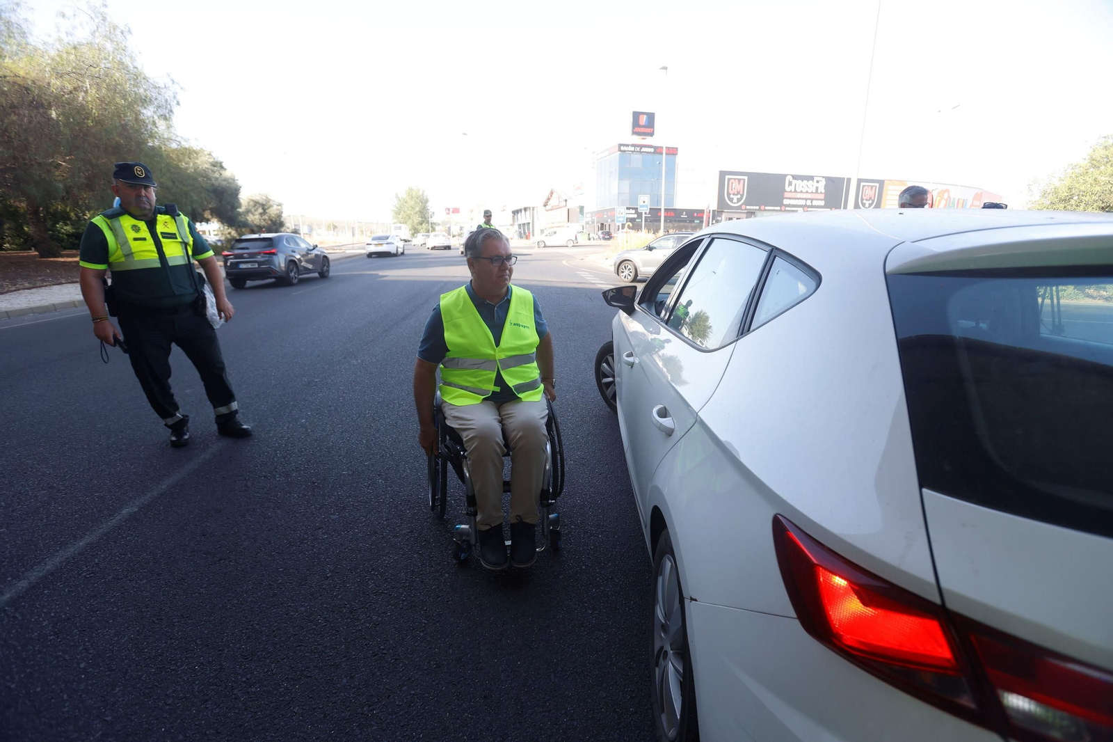 En imágenes, la campaña "No corras, no bebas, no cambies de rueda", de la Guardia Civil, DGT y Aspaym Córdoba.