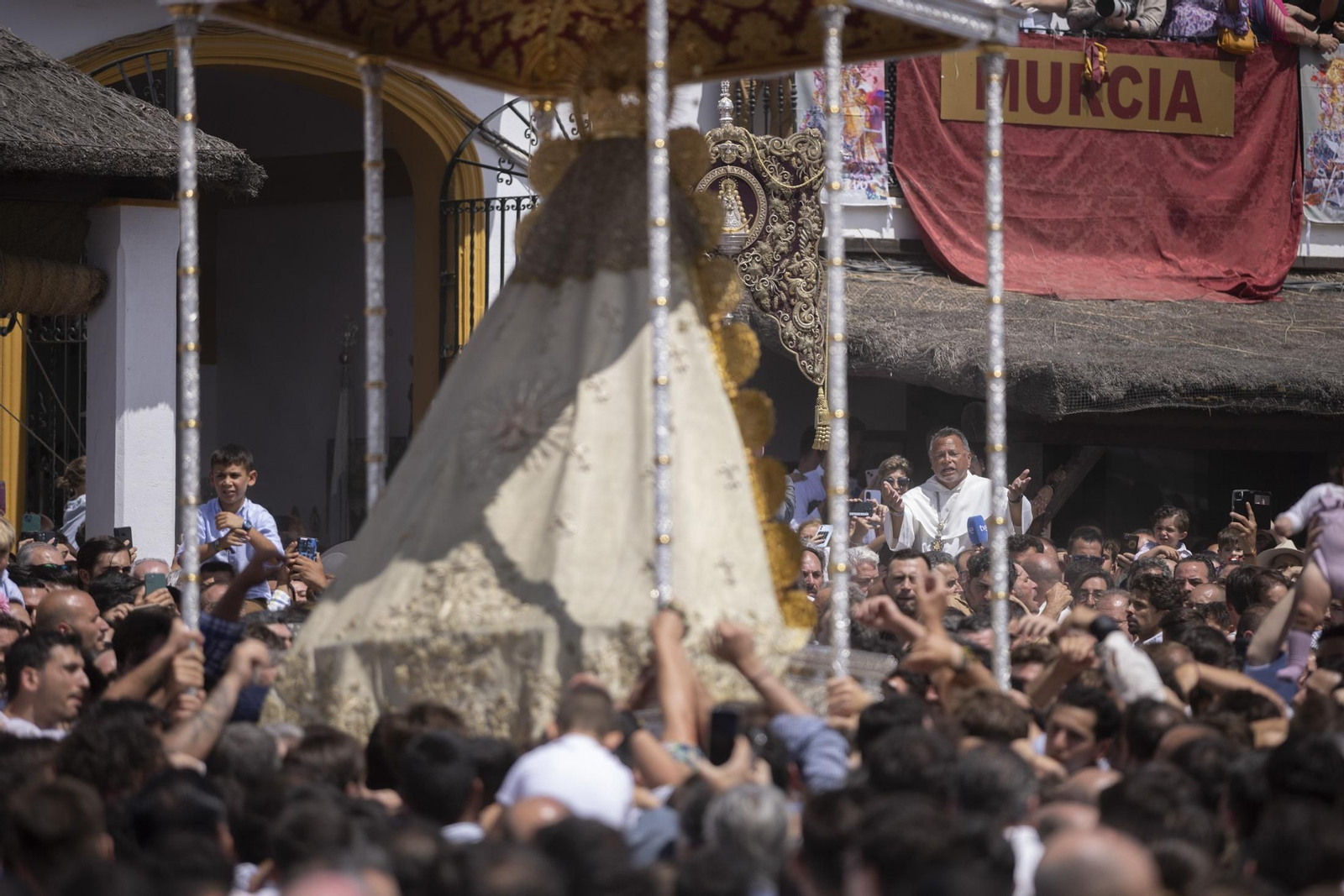 Las mejores imágenes de la procesión de la Virgen del Rocío en la aldea
