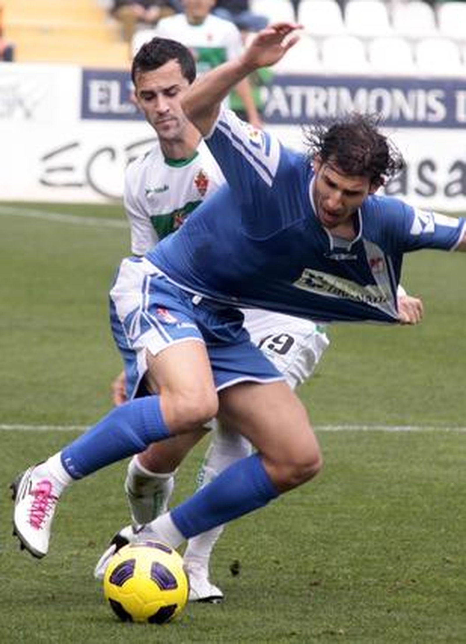 El Granada se trae un empate del estadio del Elche pese a jugar gran parte del partido con uno más (0-0). / LOF