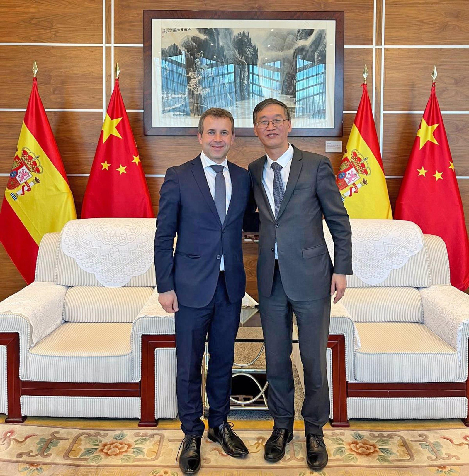 Imagen del alcalde de Jaén, Julio Millán, y el embajador de China en España, Yao Jing.