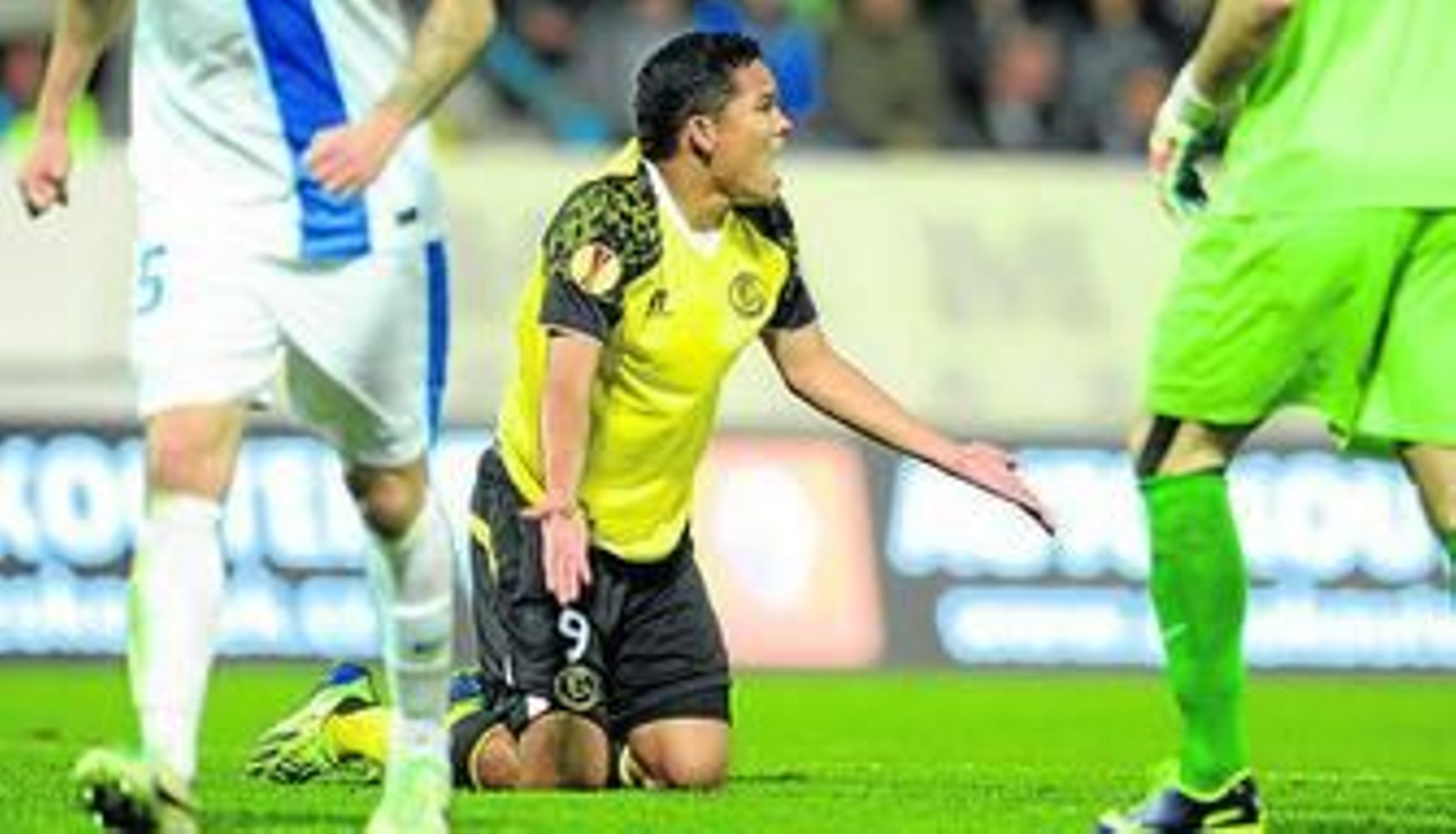 Bacca le reclama una falta al colegiado inglés Mike Dean, que se tragó un penalti a Rabello.