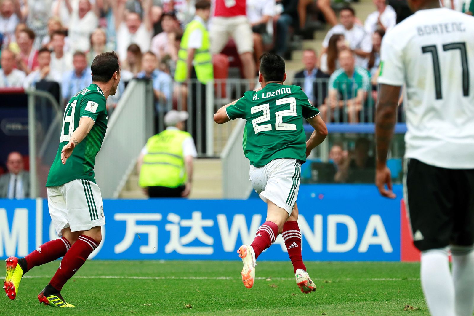 Lozano corre a celebrar su tanto seguido por Guardado.