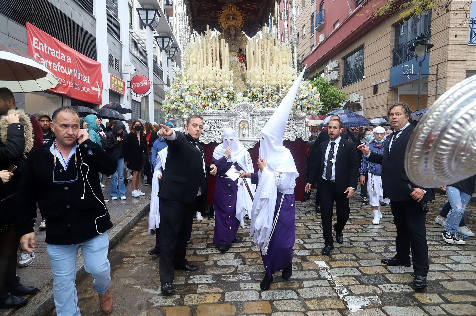 Imágenes de la procesión del Cautivo  bajo la lluvia en Huelva