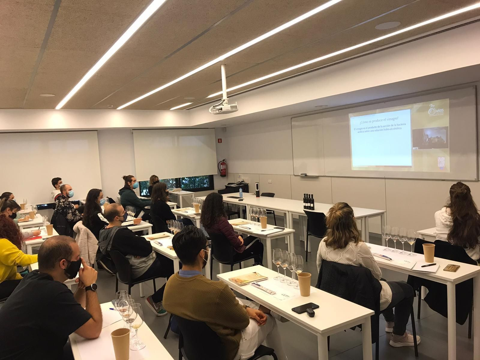 Alumnos del CETT de la Universidad de Barcelona siguen en directo el seminario del 25 aniversario del Vinagre de Jerez.