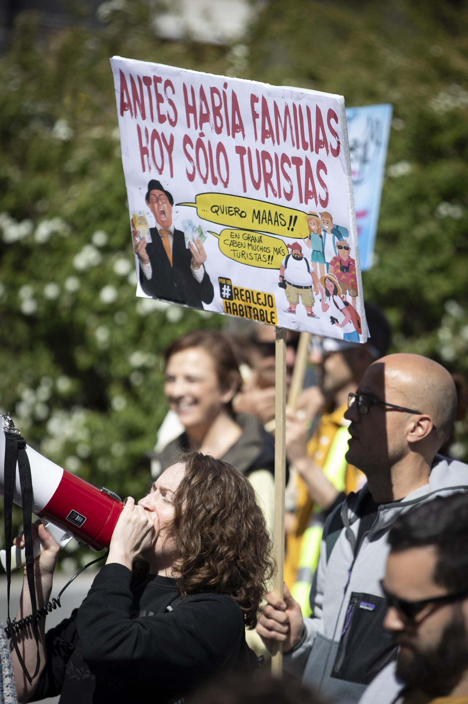 Todas las imágenes de la manifestación contra "el negocio de la vivienda" en Granada