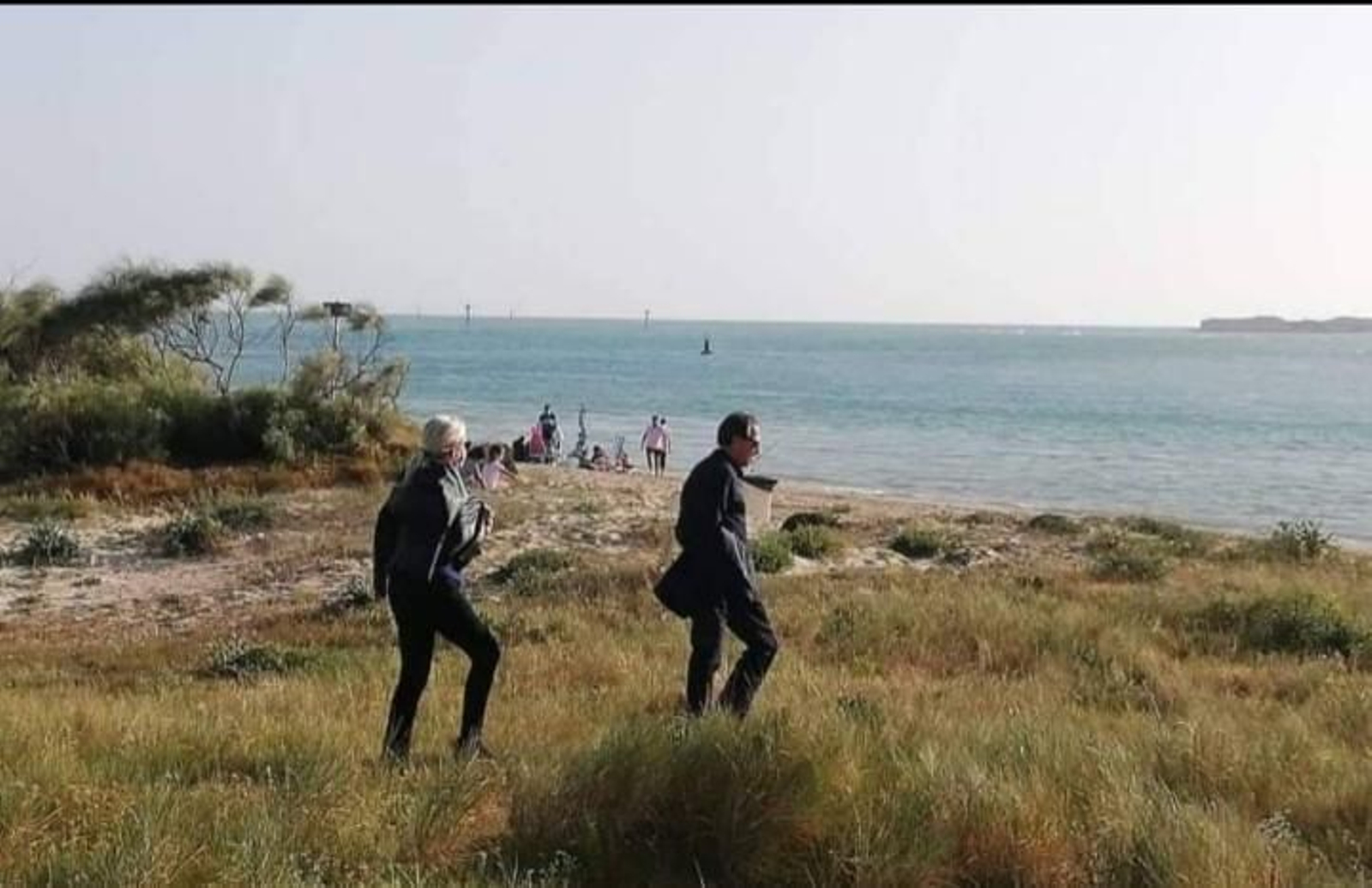 El alcalde en el momento de ser sorprendido sin la mascarilla en Sancti Petri.