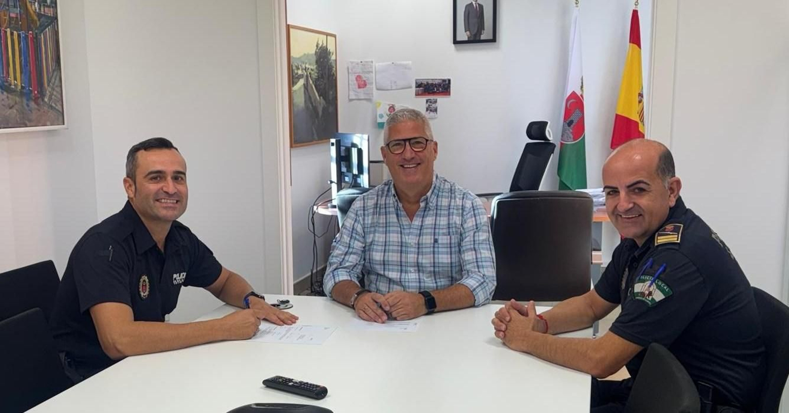 El alcalde y el subinspector junto al nueov agente de la Policía Local.