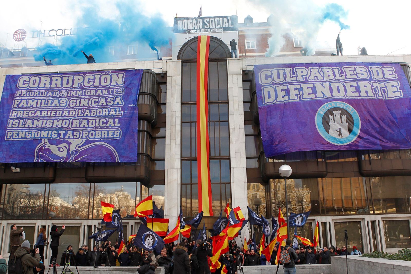 El edificio okupado por Hogar Social, con sus simpatizantes en la puerta