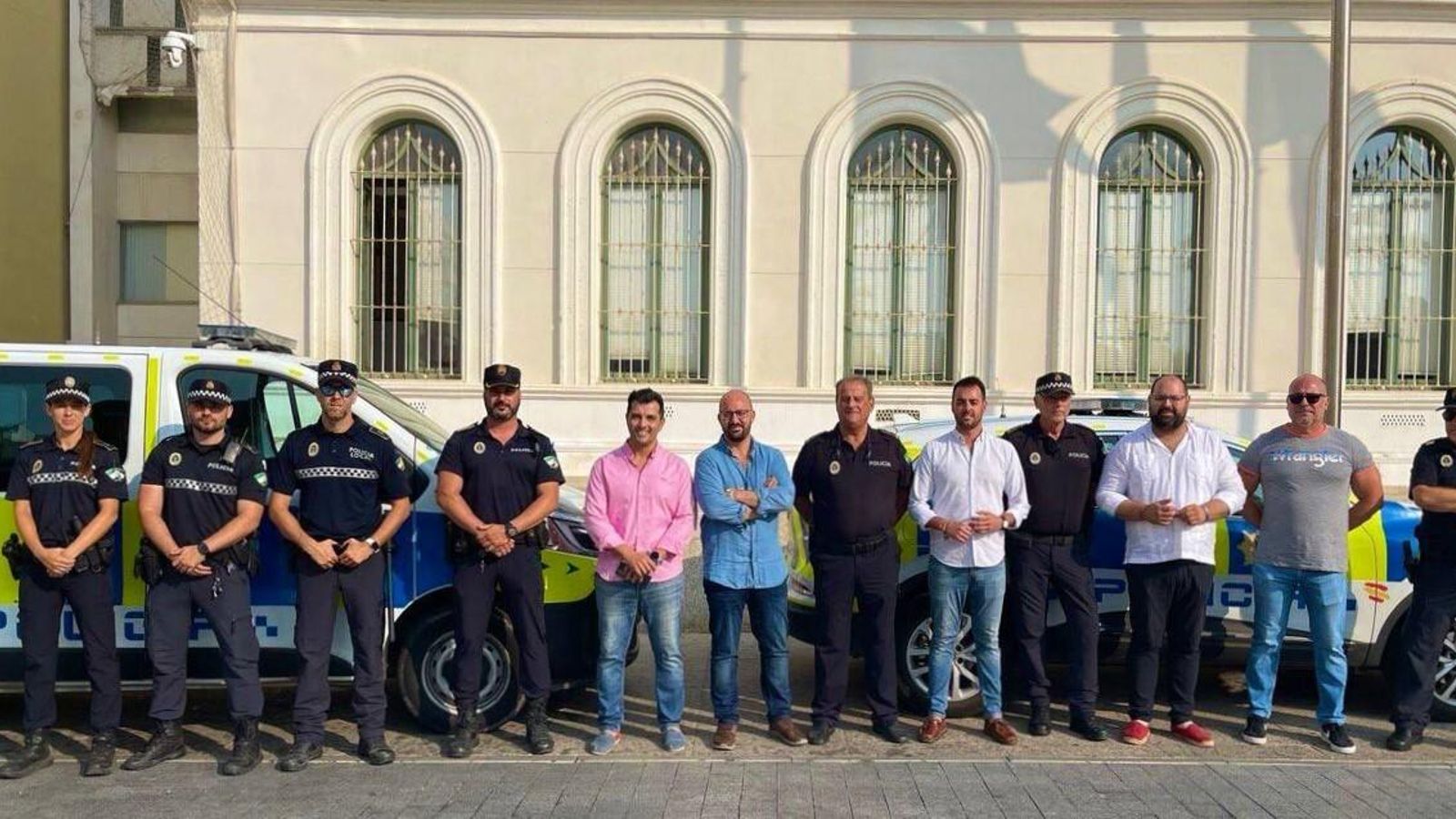 Alcalde, concejales y Policía Local, en la puerta del Ayuntamiento. Alcalde, concejales y Policía Local, en la puerta del Ayuntamiento.