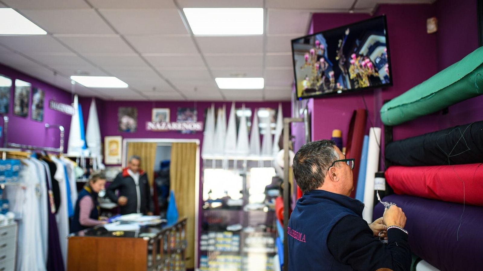 Interior de la tienda cofrade Cuaresma