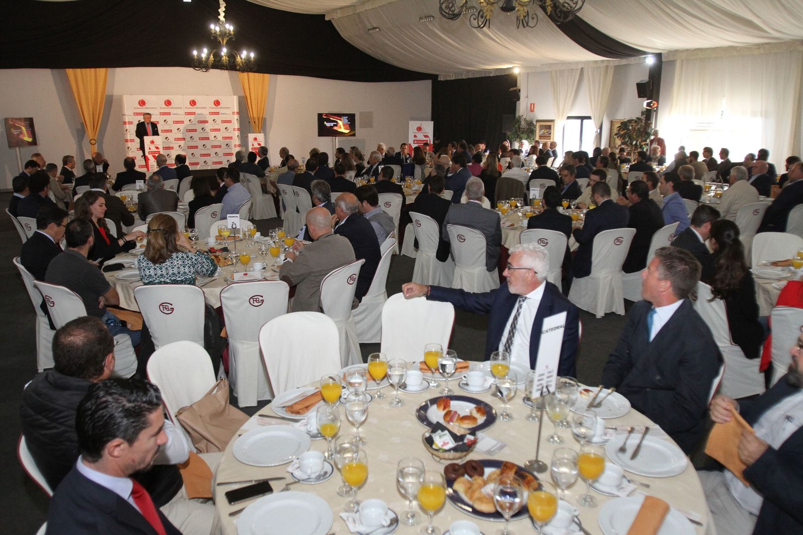 Imágenes del Desayuno Informativo del Grupo Joly con Javier Targhetta