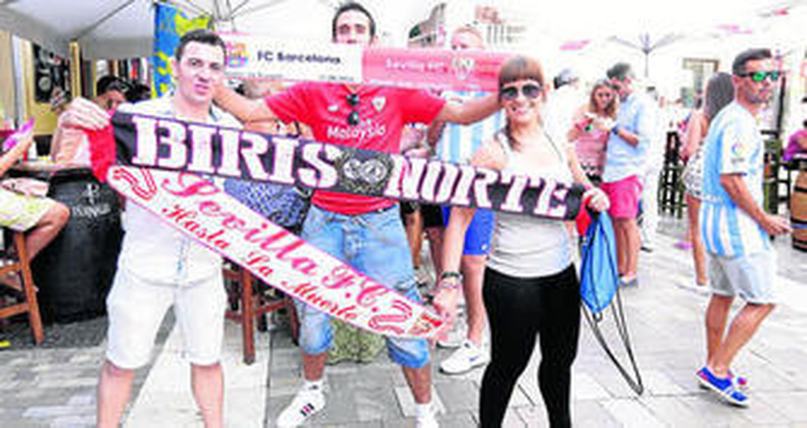 'Biris' sevillistas, ayer, con los colores del equipo de sus amores.