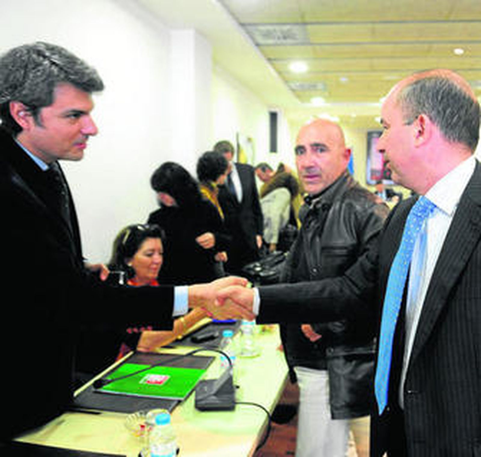 El edil de Hacienda, Manuel Raposo, y el ex alcalde andalucista, Manuel de Bernardo, a la derecha.