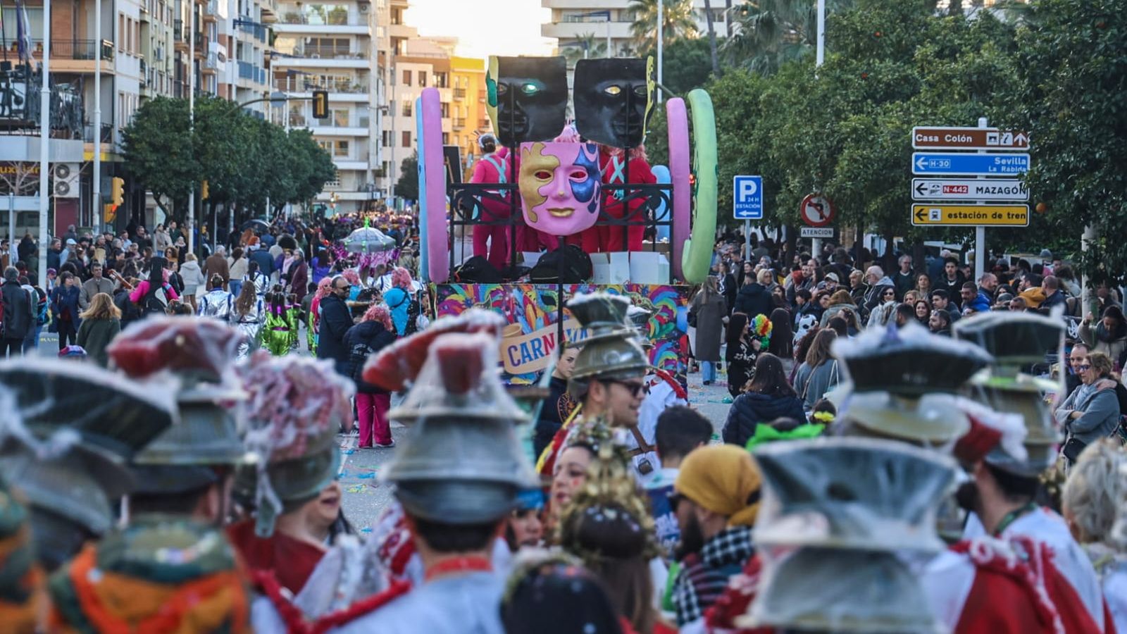 La cabalgata llegando al centro de Huelva.