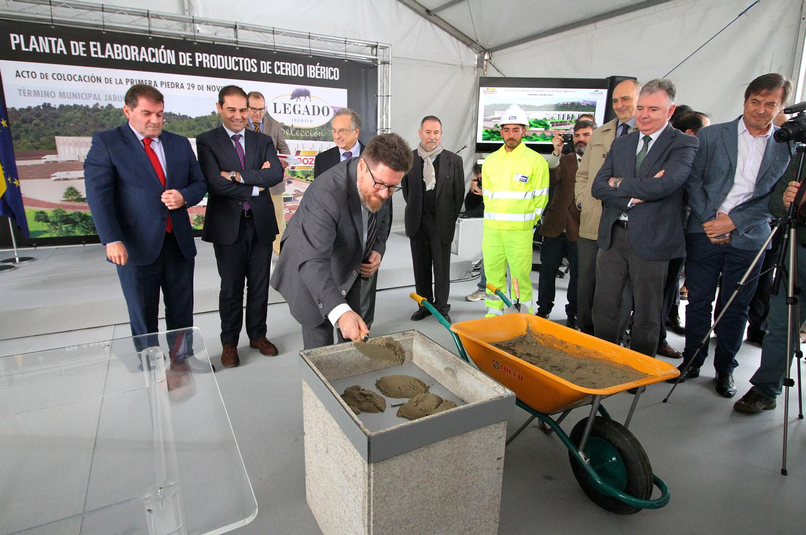 Imágenes de la colocación de la primera piedra de la planta de ElPozo en Jabugo.