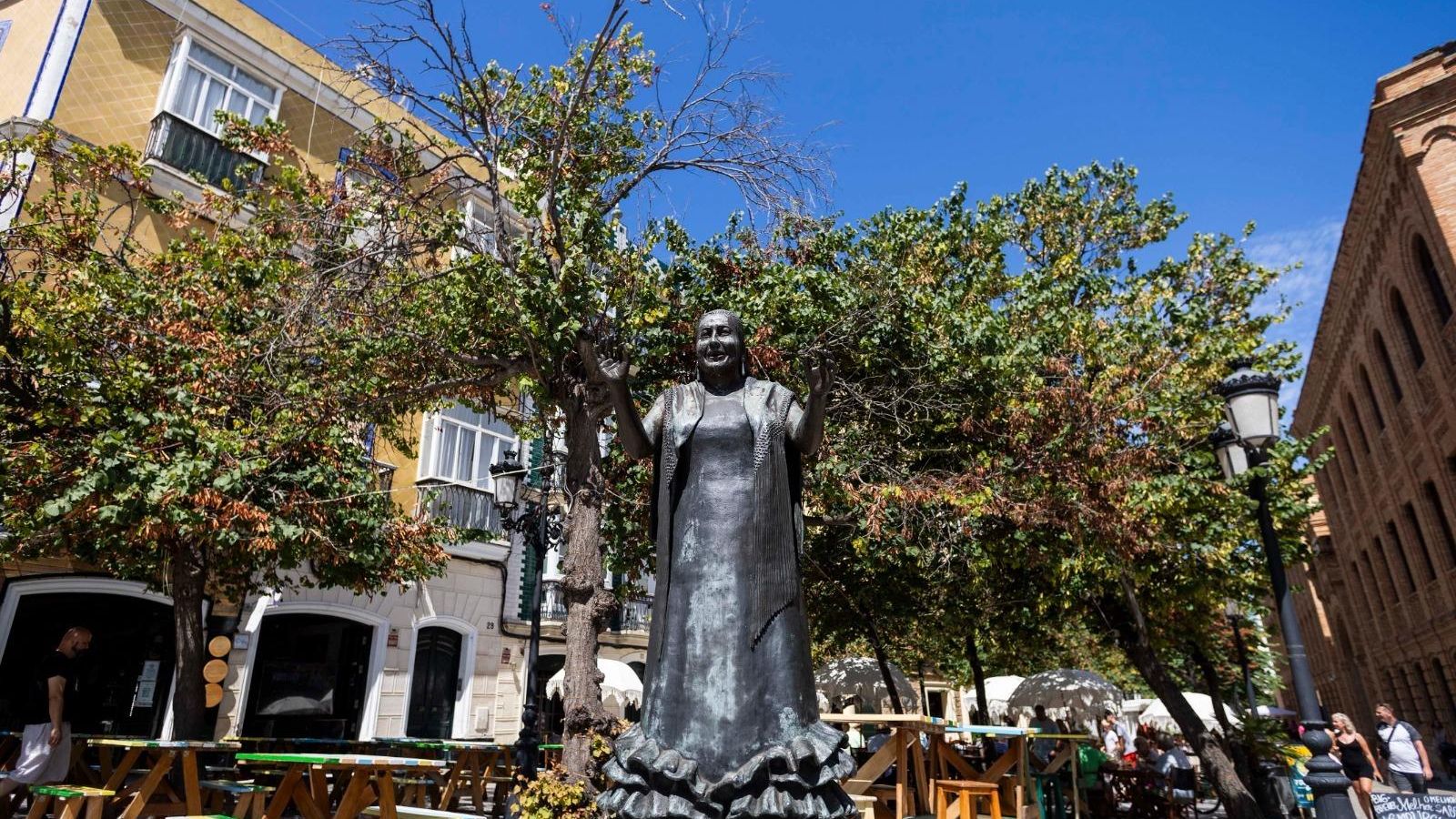 La escultura de Antonia Gilabert Vargas, 'La Perla de Cádiz', en la calle Plocia.