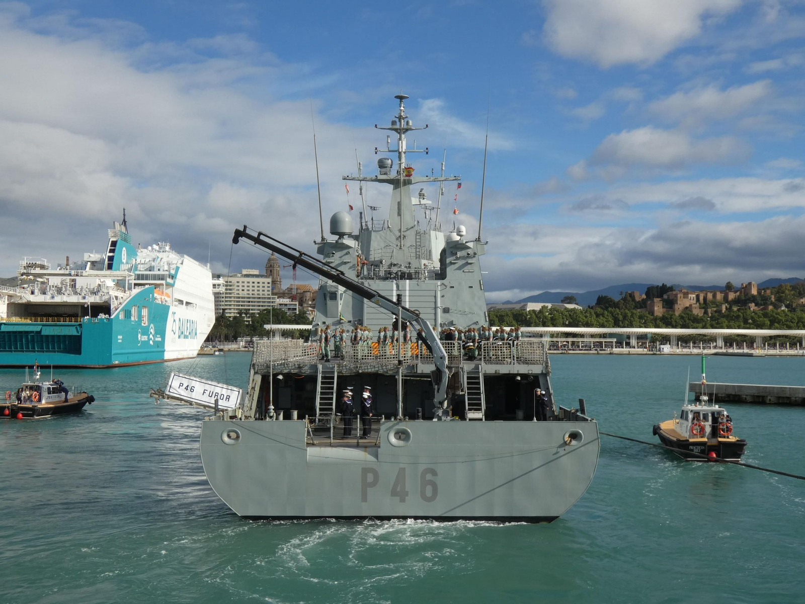 El desembarco de la Legión en el puerto de Málaga este Jueves Santo, en fotos