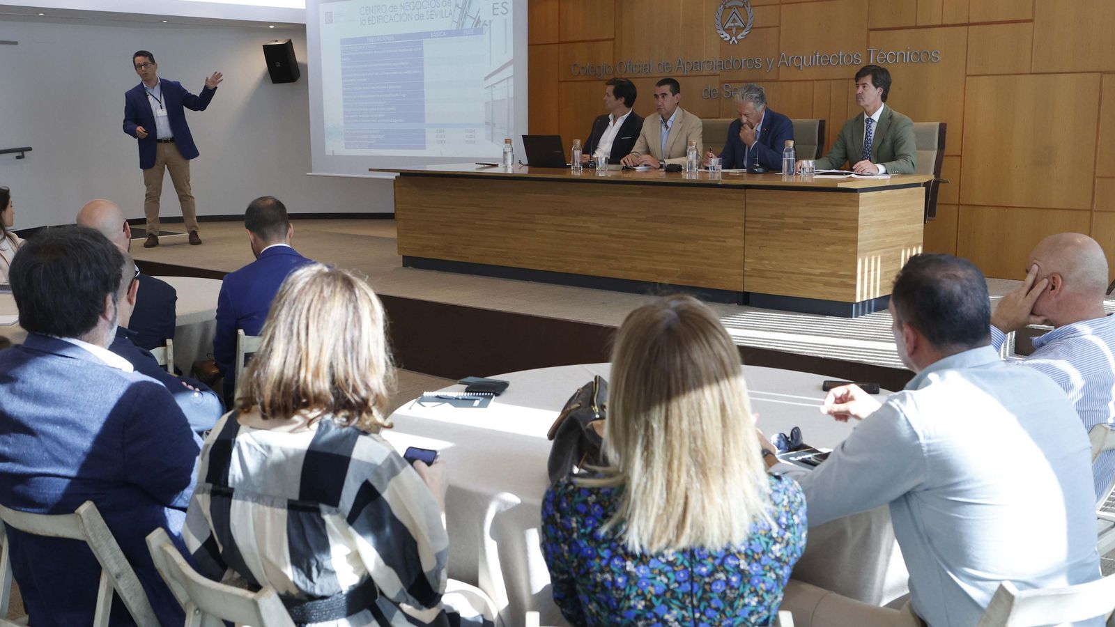 Rubén Escudero (del Centro de Negocios de la Edificación en Sevilla) presentó la jornada.