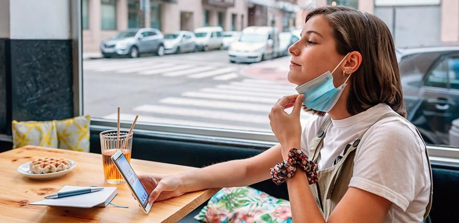 Joven retirándose la mascarilla para hacerse un selfie.