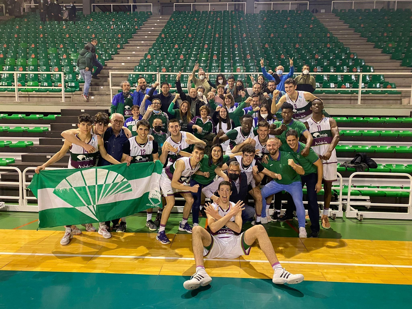 El Unicaja celebran el pase a la fase de ascenso en Cáceres.
