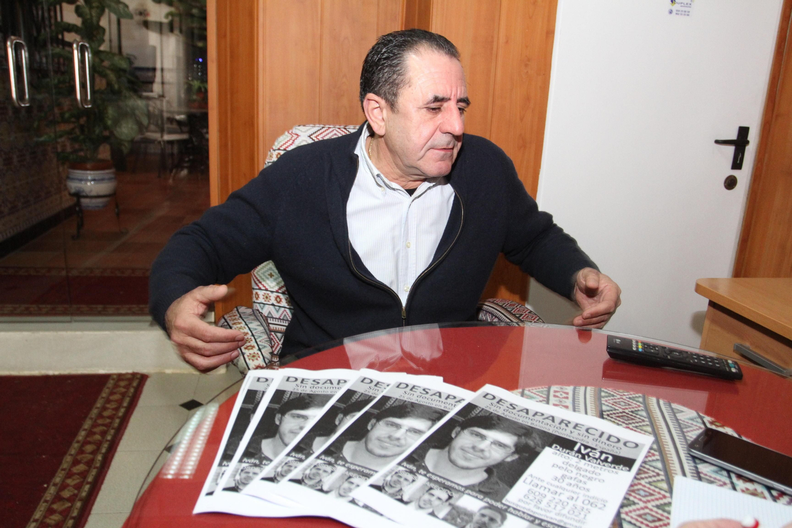 Juan Durán en un hostal de San Juan del Puerto donde se aloja estos días con su familia. Juan Durán en un hostal de San Juan del Puerto donde se aloja estos días con su familia.