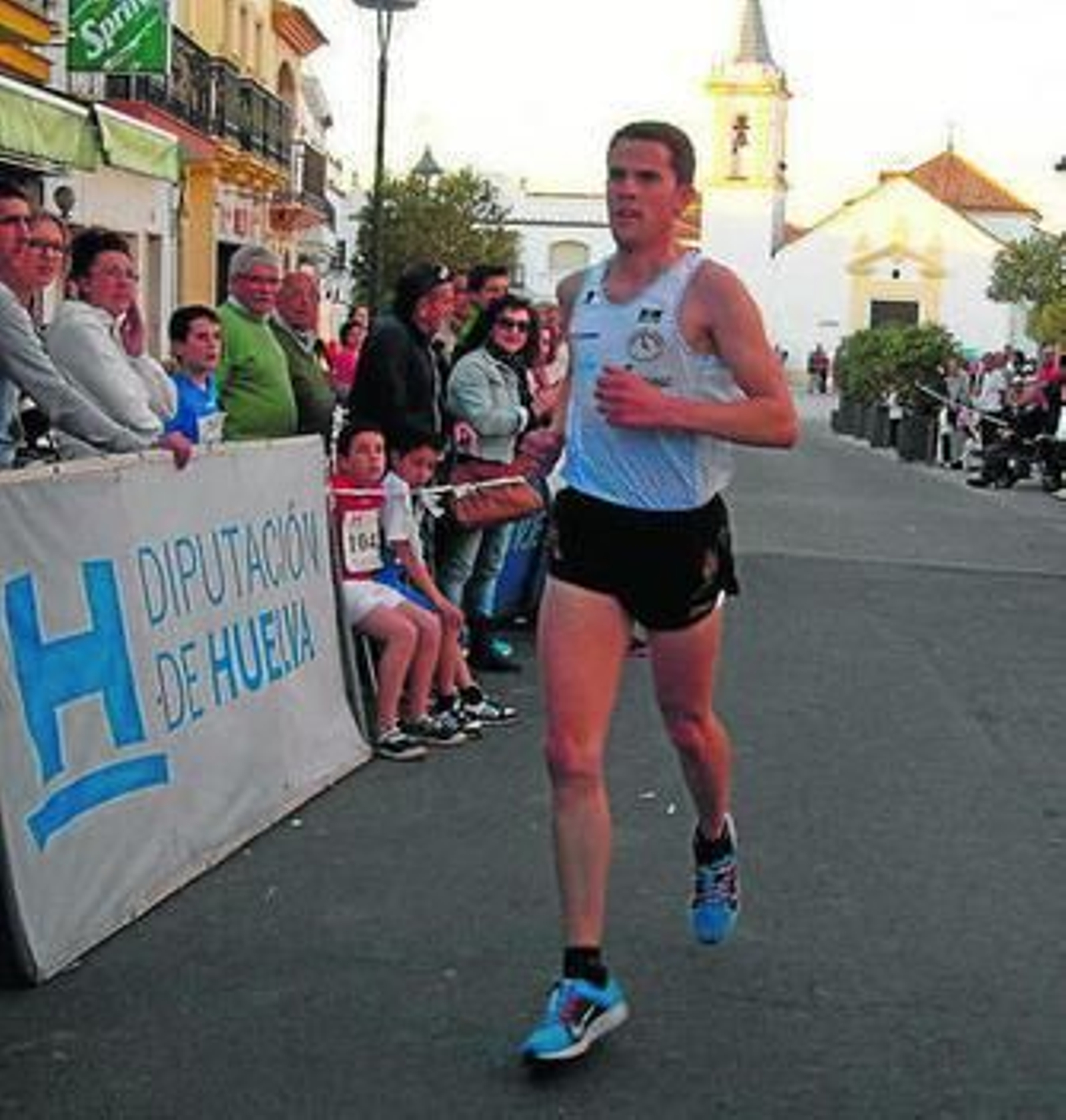 Pedro Rebollo, en el momento de cruzar la línea de meta.
