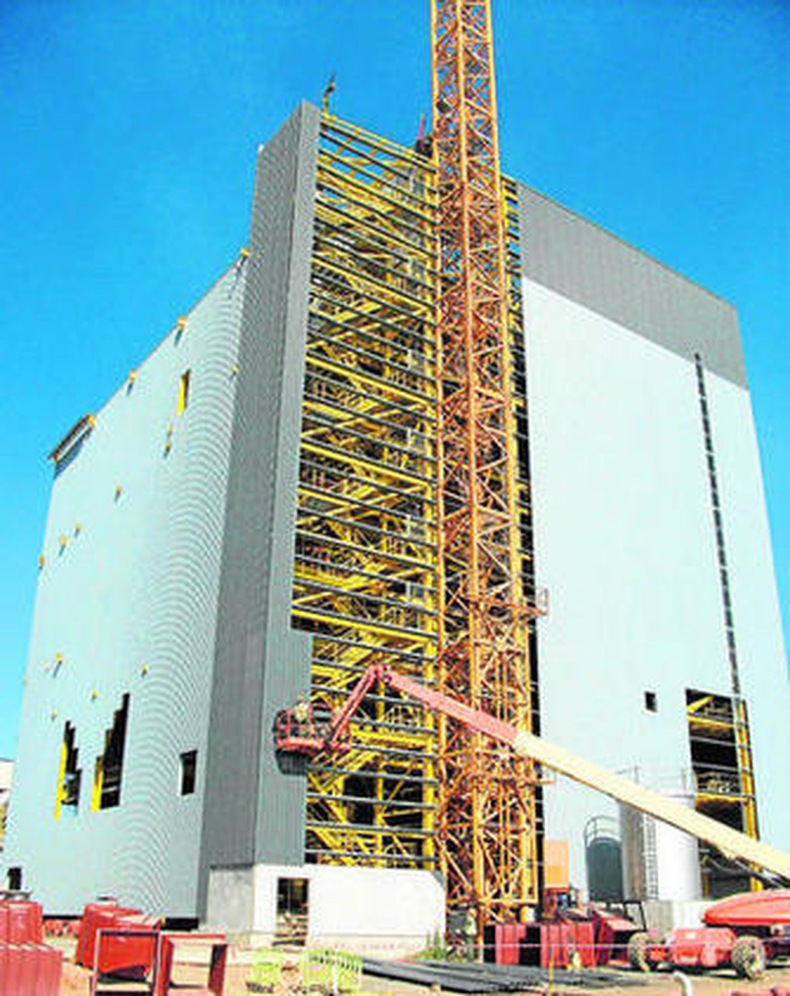 Obras de la nueva planta de biomasa que Ence construye en Huelva.