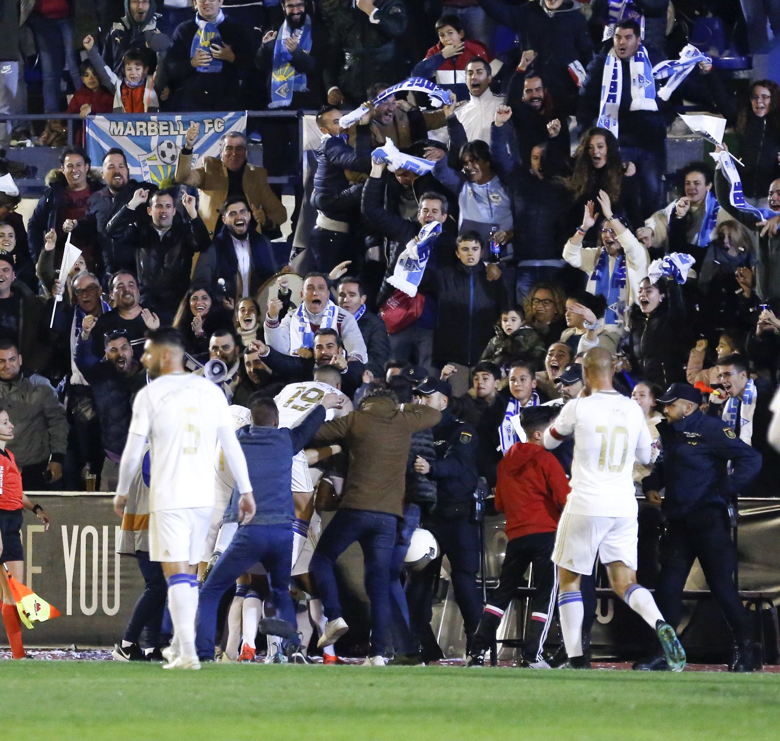La afición celebra el gol del Marbella.