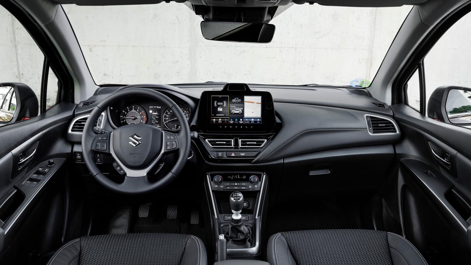 En el S-Cross la pantalla multimedia se sitúa en una posición más elevada que la del Vitara. En ambos la instrumentación es analógica, con un ordenador de viaje que se maneja desde la misma visera entre los dos indicadores.