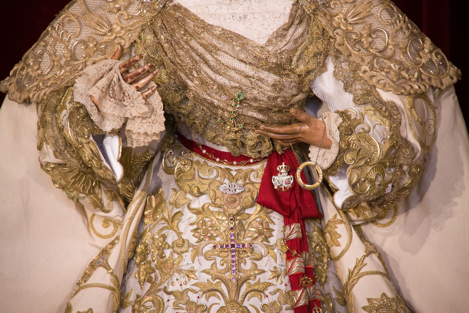 La Esperanza de Triana amanece vestida de blanco para la Pascua de Resurrección