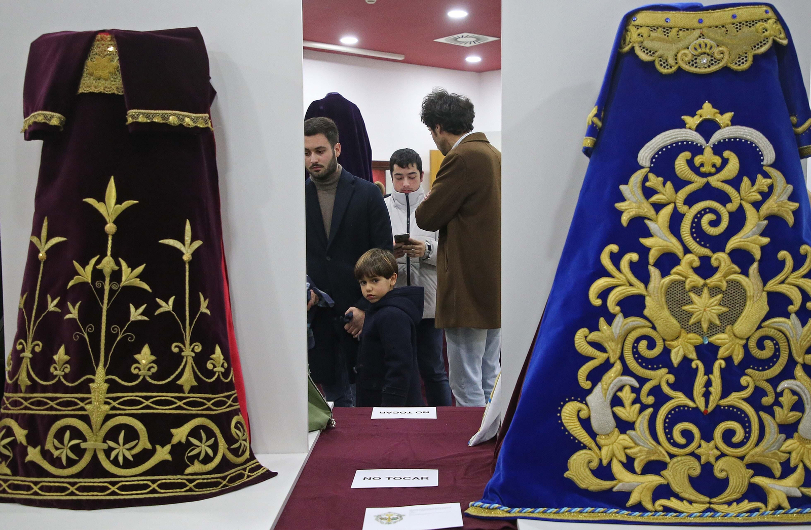 Fotos de la exposición de enseres cofrades en La Línea