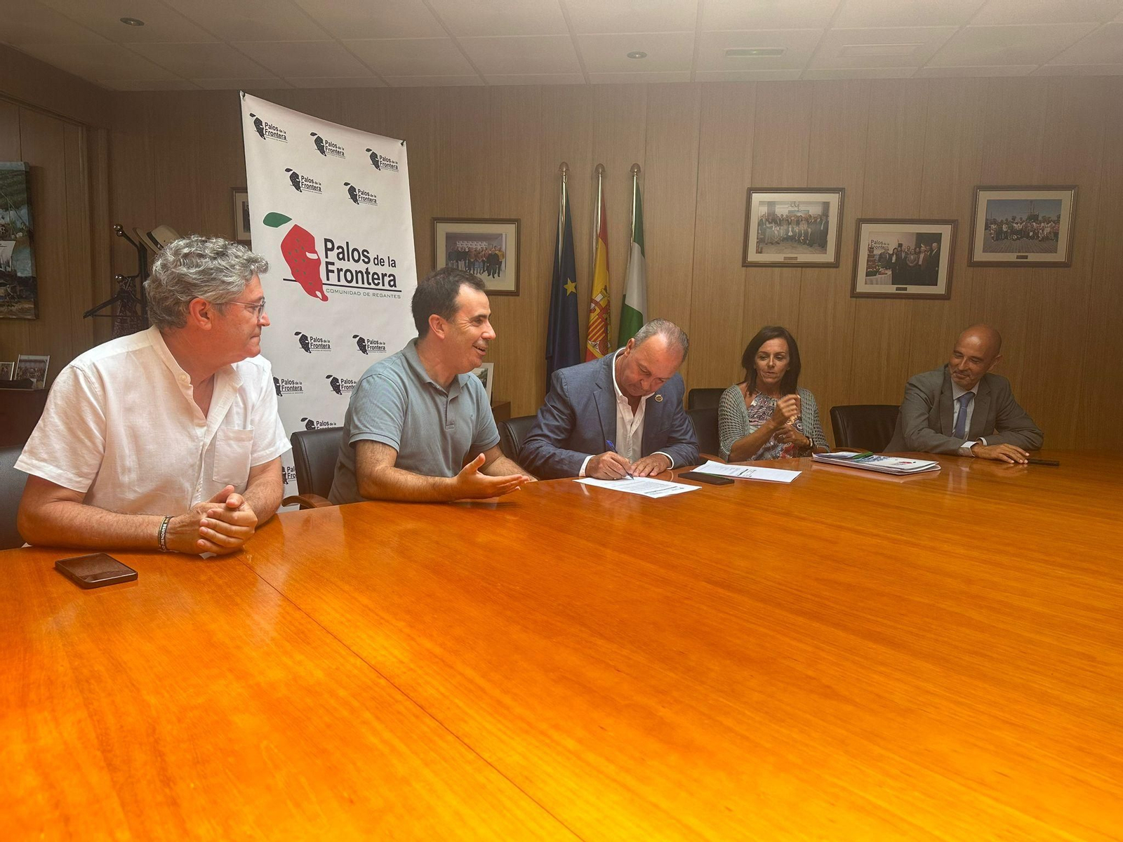 Representantes de ambas entidades en la firma de la póliza.