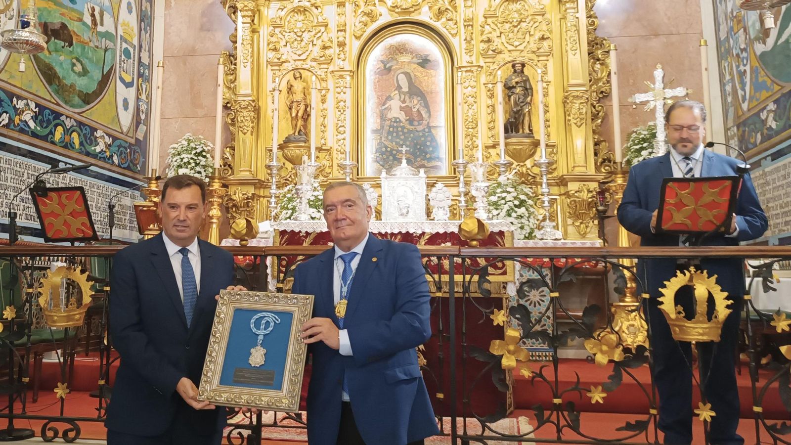 Alberto Santana recibe de Esteban Brito el nombramiento de hermano mayor honorario al Puerto de Huelva.