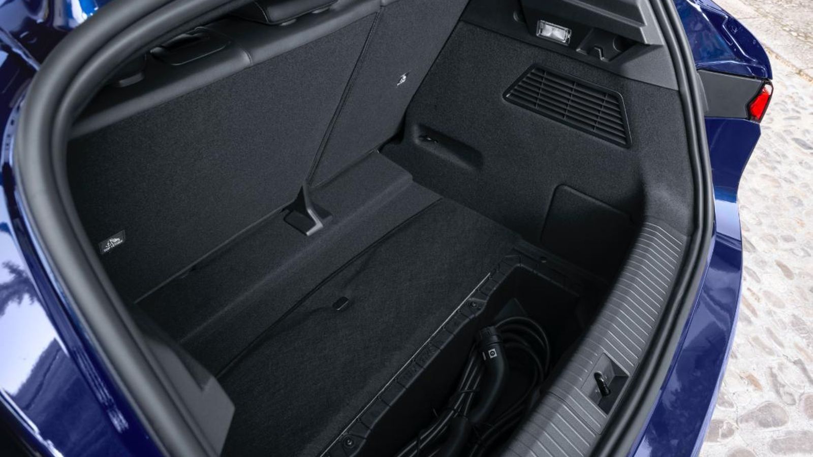 El maletero tiene una enorme profundidad. El borde de carga, muy elevado (a 70 cm del suelo), puede condicionar meter o sacar objetos pesados, pero tiene una ventaja: los golpes posteriores, con frecuencia, no afectarán al portón y eso redunda en reparaciones menos costosas.