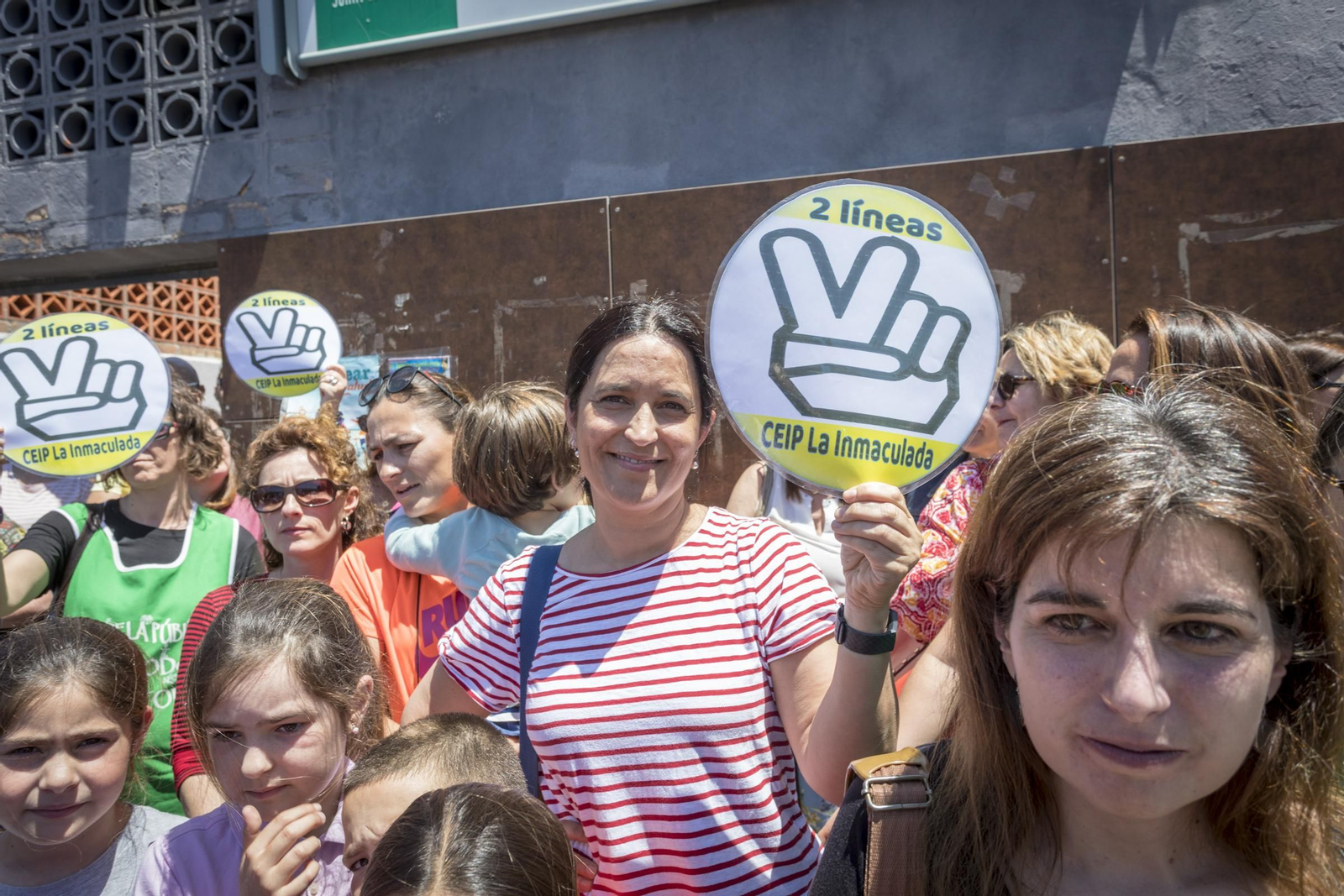 Madres, padres, alumnos y alumnas protestan por la eliminación de dos grupos en el colegio público La Inmaculada, de Cádiz.
