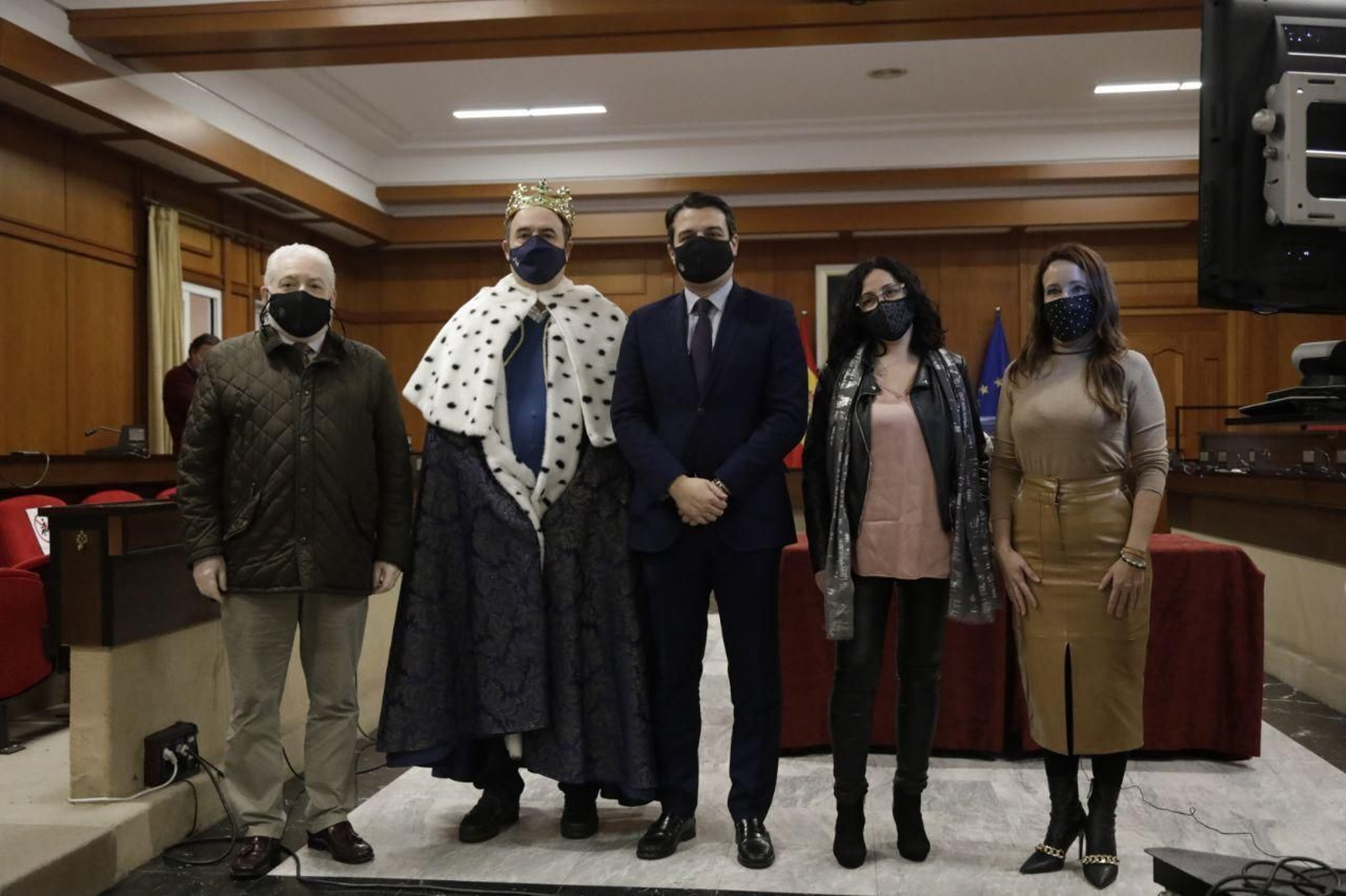 José María Zafra Cardoso, con la capa y la corona del Rey Melchor, en el Ayuntamiento.