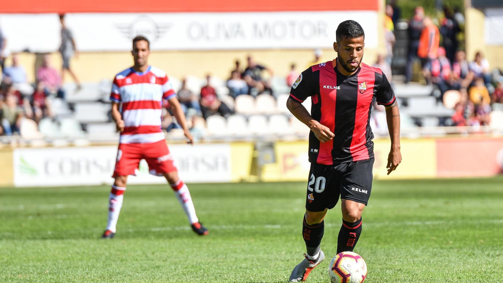 Gus Ledes conduce el balón en el partido de esta temporada Reus-Granada.