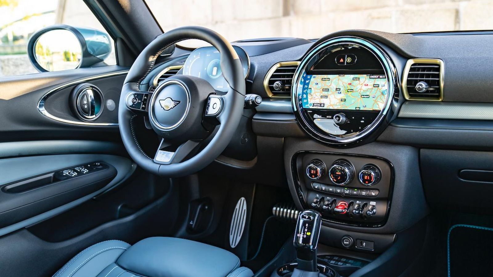 La tapicería es de cuero, el techo está guarnecido en negro y los aireadores están enmarcados en el mismo color que se emplea en otras inserciones de este modelo.