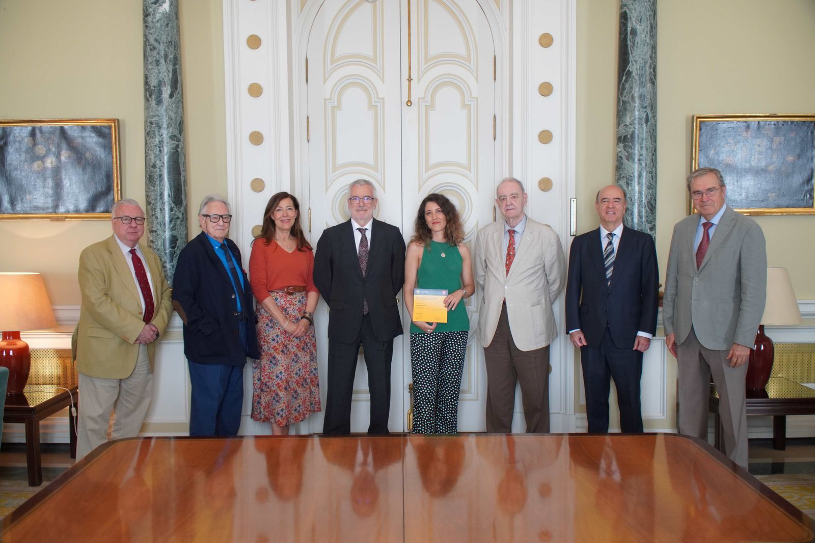 La premiada, junto a miembros del jurado y la Fundación Arquia.
