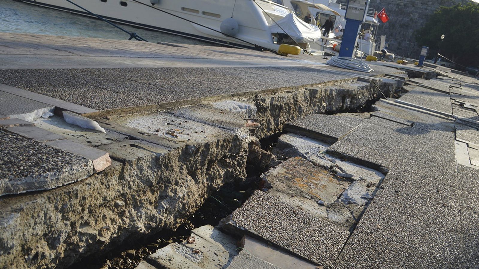 Daños ocasionados en el puerto a causa del terremoto