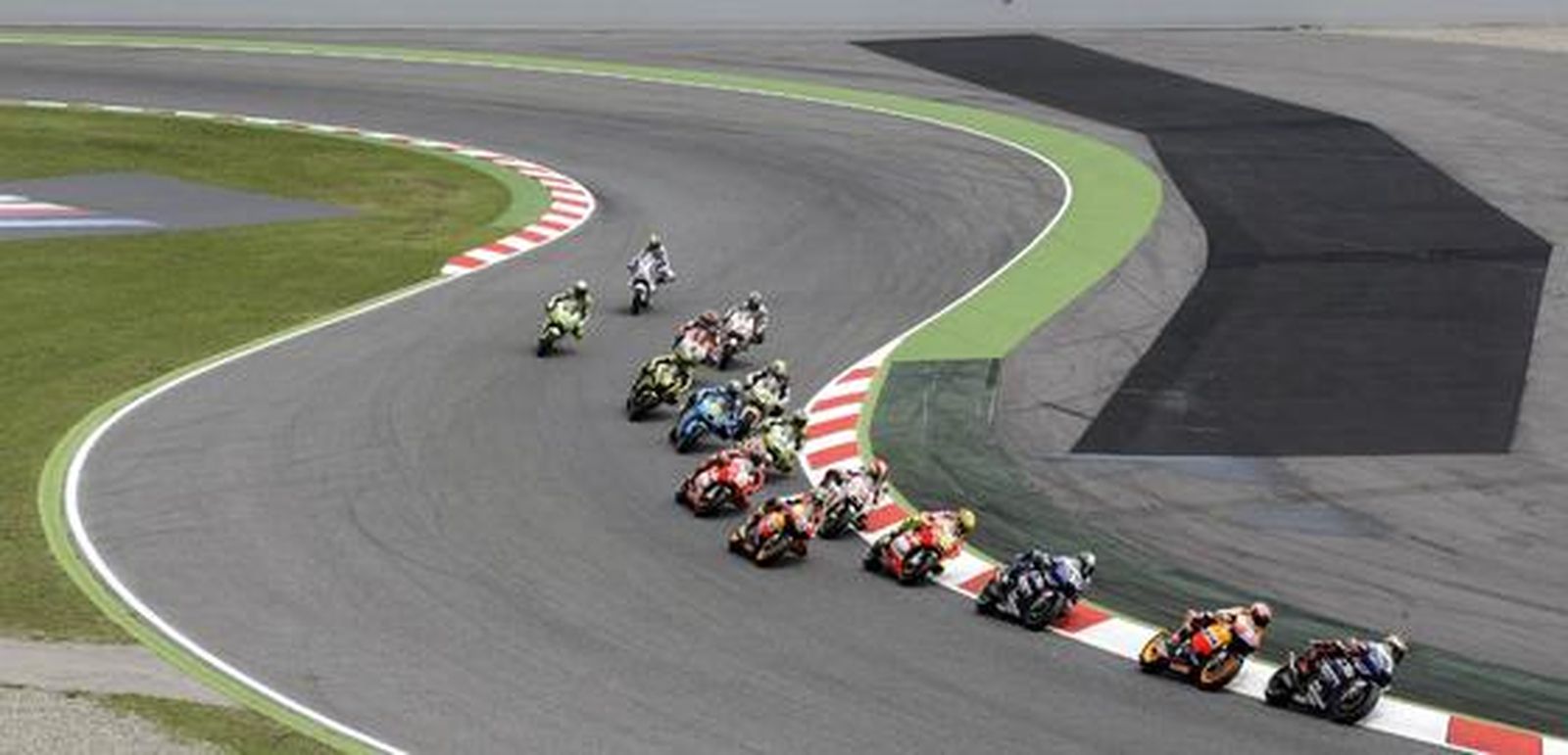 Stoner hace valer el poderío de su moto y se lleva el Gran Premio de Cataluña. / Reuters