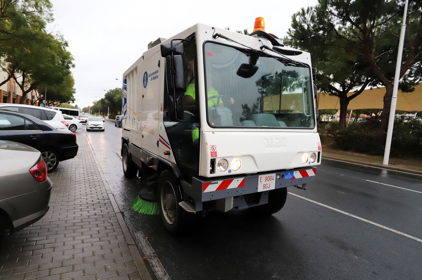 Imágenes del servicio especial de limpieza del Ayuntamiento de Huelva