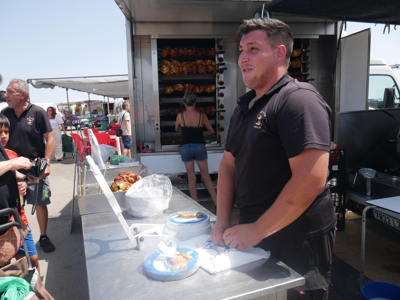 Así es la venta de pollos asados en los negocios ambulantes de Almería