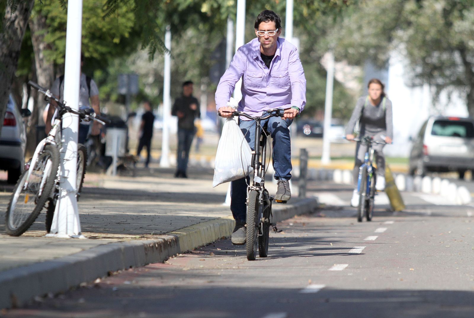 Dos jóvenes circulan por el tramo de carril bici del Campus Universitario.