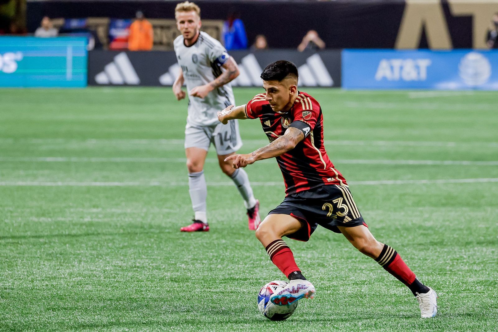Thiago Almada conduce el balón en carrera durante un encuentro con su actual equipo.