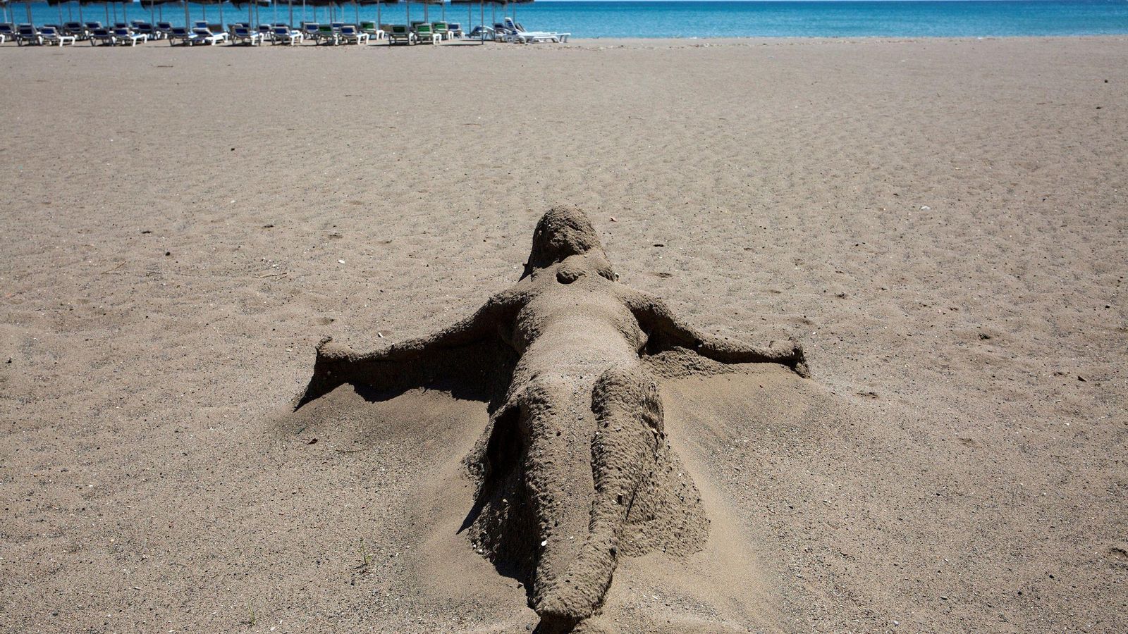 Una de las playas de Torremolinos, vacía durante el estado de alarma