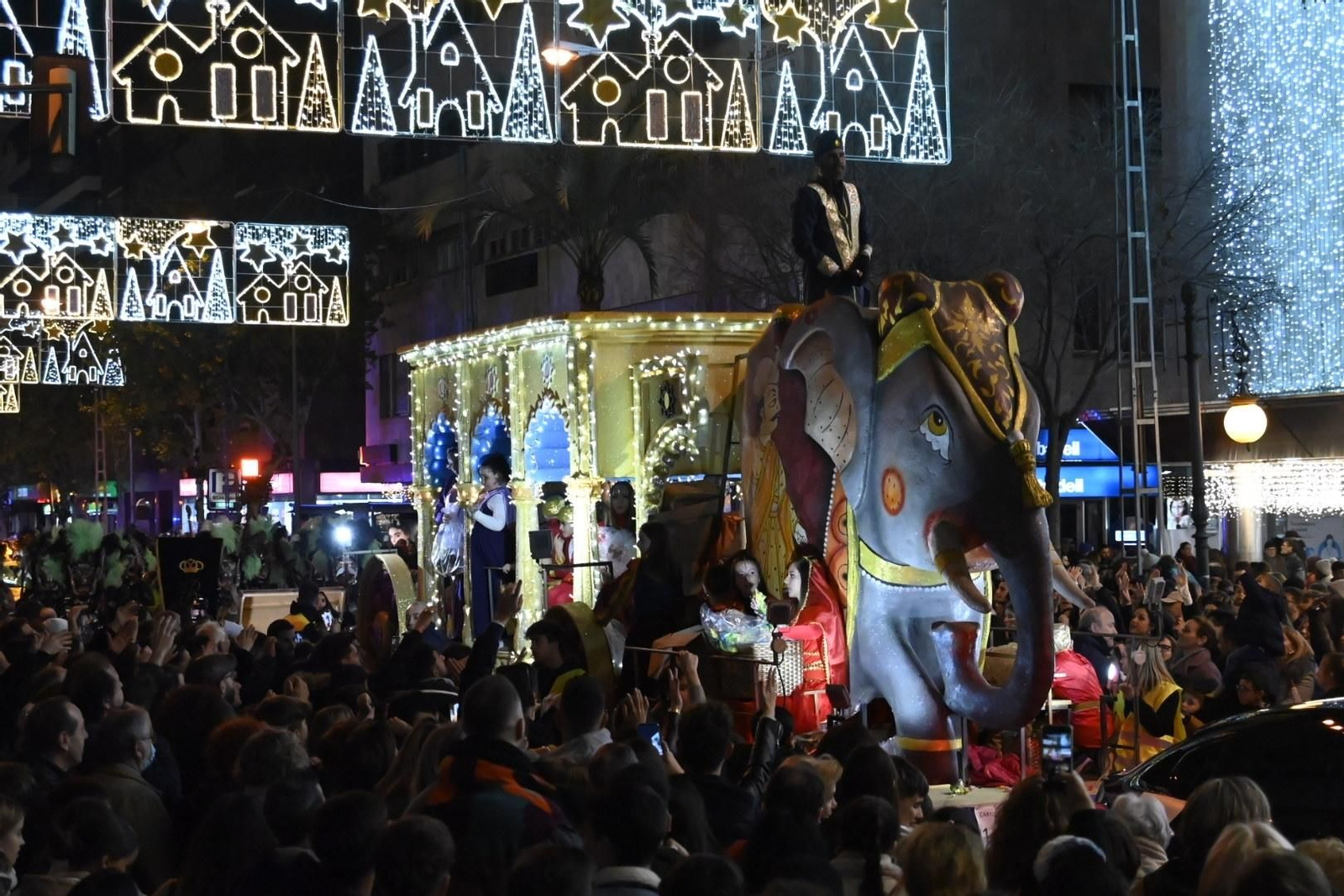 Así son las carrozas y pasacalles de la Cabalgata de Reyes Magos de Córdoba, en imágenes