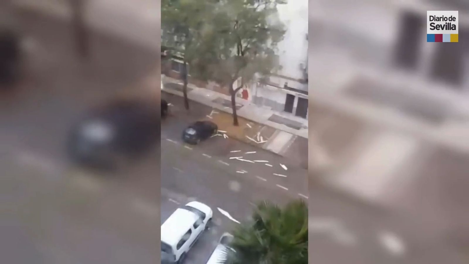 El balcón de una vivienda en Sevilla Este durante el paso de la borrasca Kristin