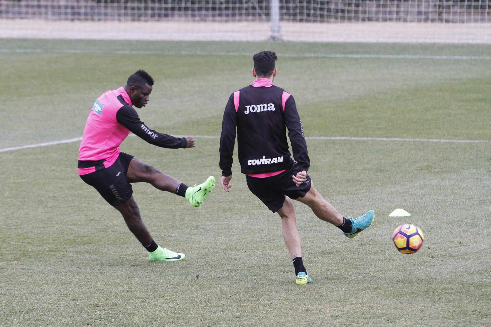 Wakaso Mubarak ensaya un disparo a portería durante su primer entrenamiento con el Granada CF, que tuvo lugar ayer.