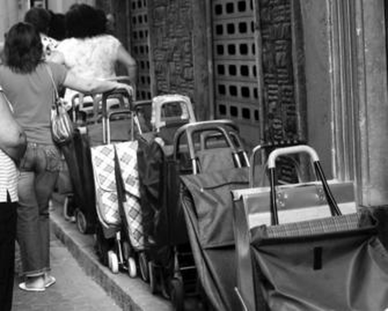 Carritos de la compra se acumulan ante la puerta de una organización benéfica en Cádiz capital, hace sólo unas semanas.